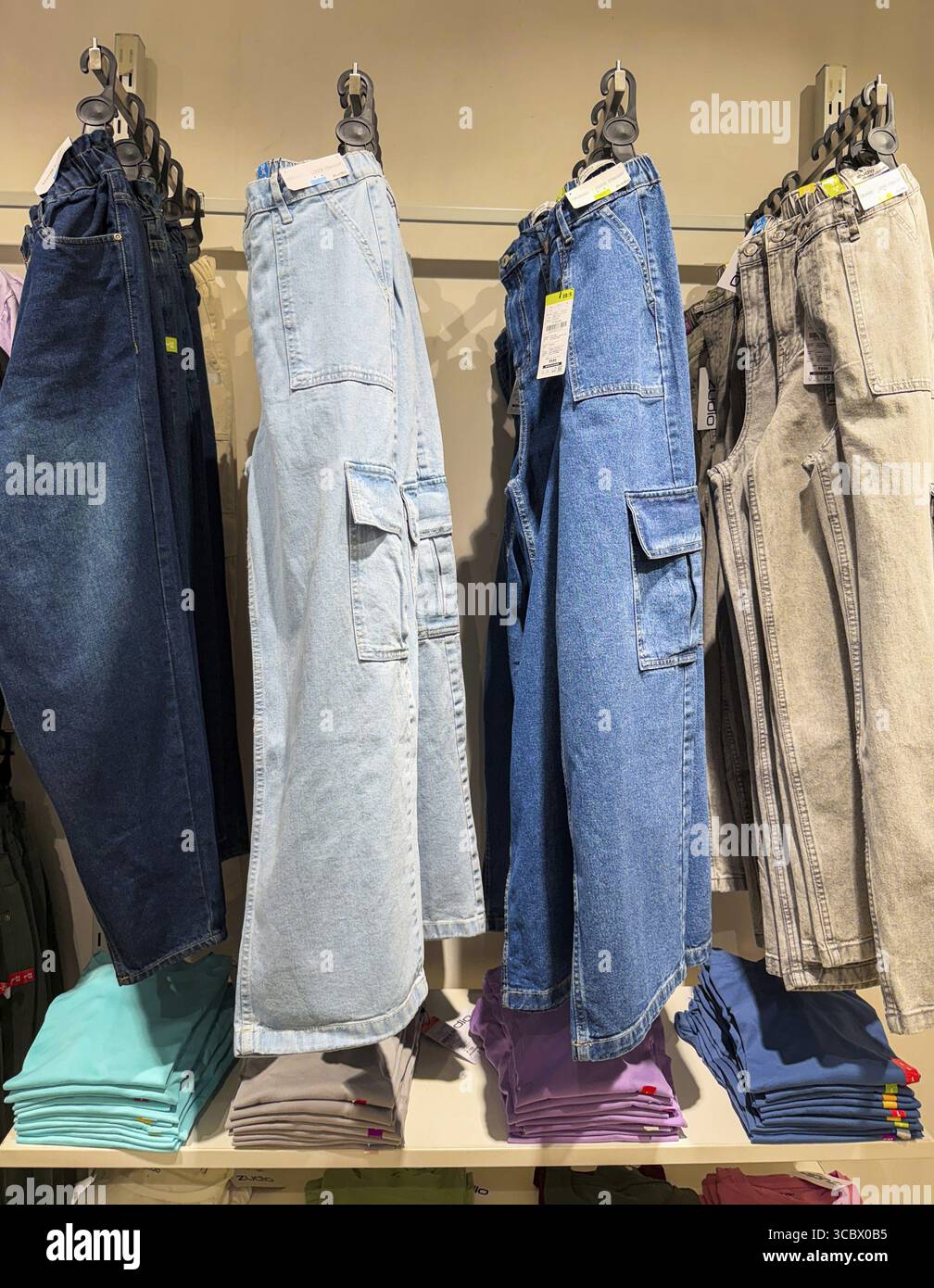 Jeans werden im Zudio Store in Guwahati, Indien, während eines Monsun-Angebots am 1. August 2025 ausgestellt Stockfoto