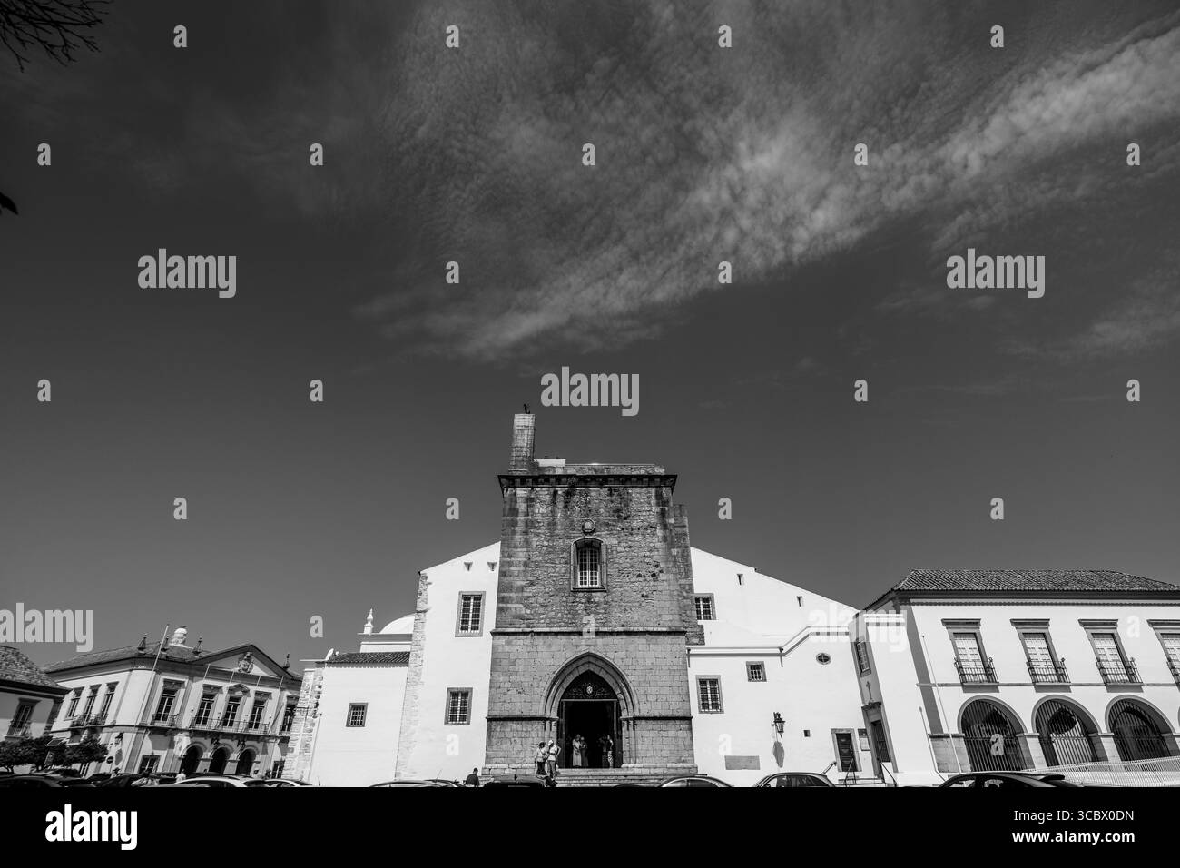 Faro, Algarve, Portugal – 2025.06.28 Ein Weitwinkelblick auf die Kathedrale von Faro und die historischen Gebäude rund um Largo da Sé, mit einem hellblauen Himmel und Sof Stockfoto