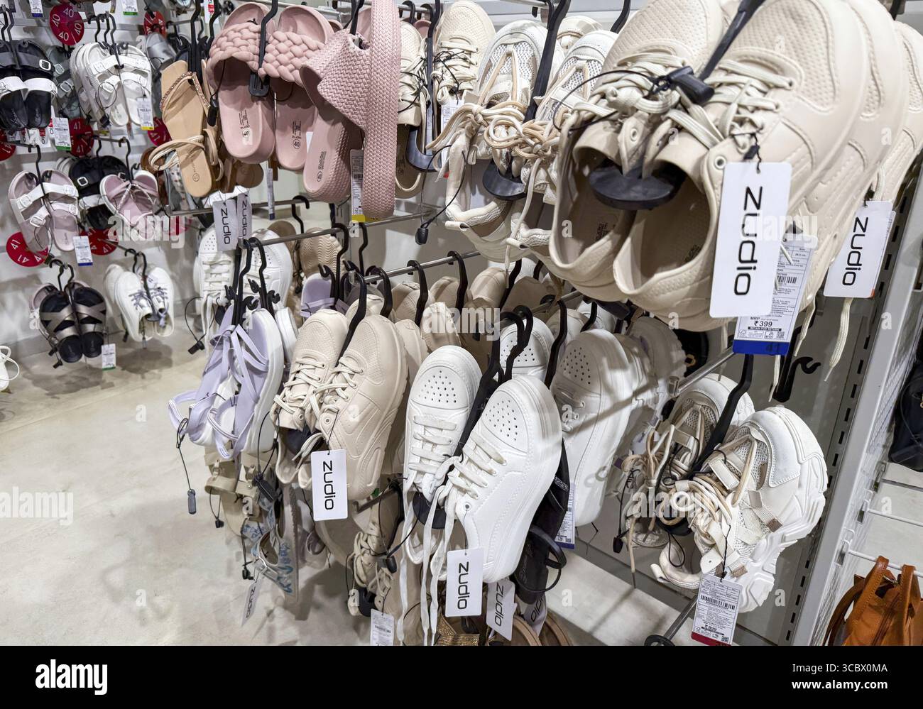 Schuhe werden im Zudio Store in Guwahati, Indien, während eines Monsun-Angebots am 1. August 2025 ausgestellt Stockfoto