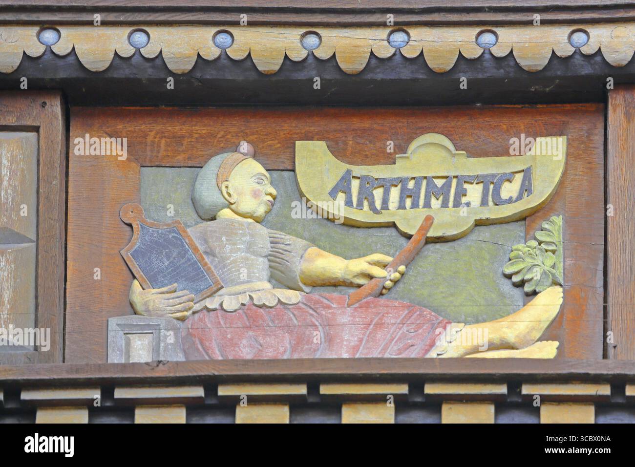 Allegorische Holzschnitzerei mit Figur auf Arithmetica, griechisches Werk mit Algebra, Arithmetik, Mathematik, Berechnung, Renaissance, Allegorie, Symbol, Kunst Stockfoto