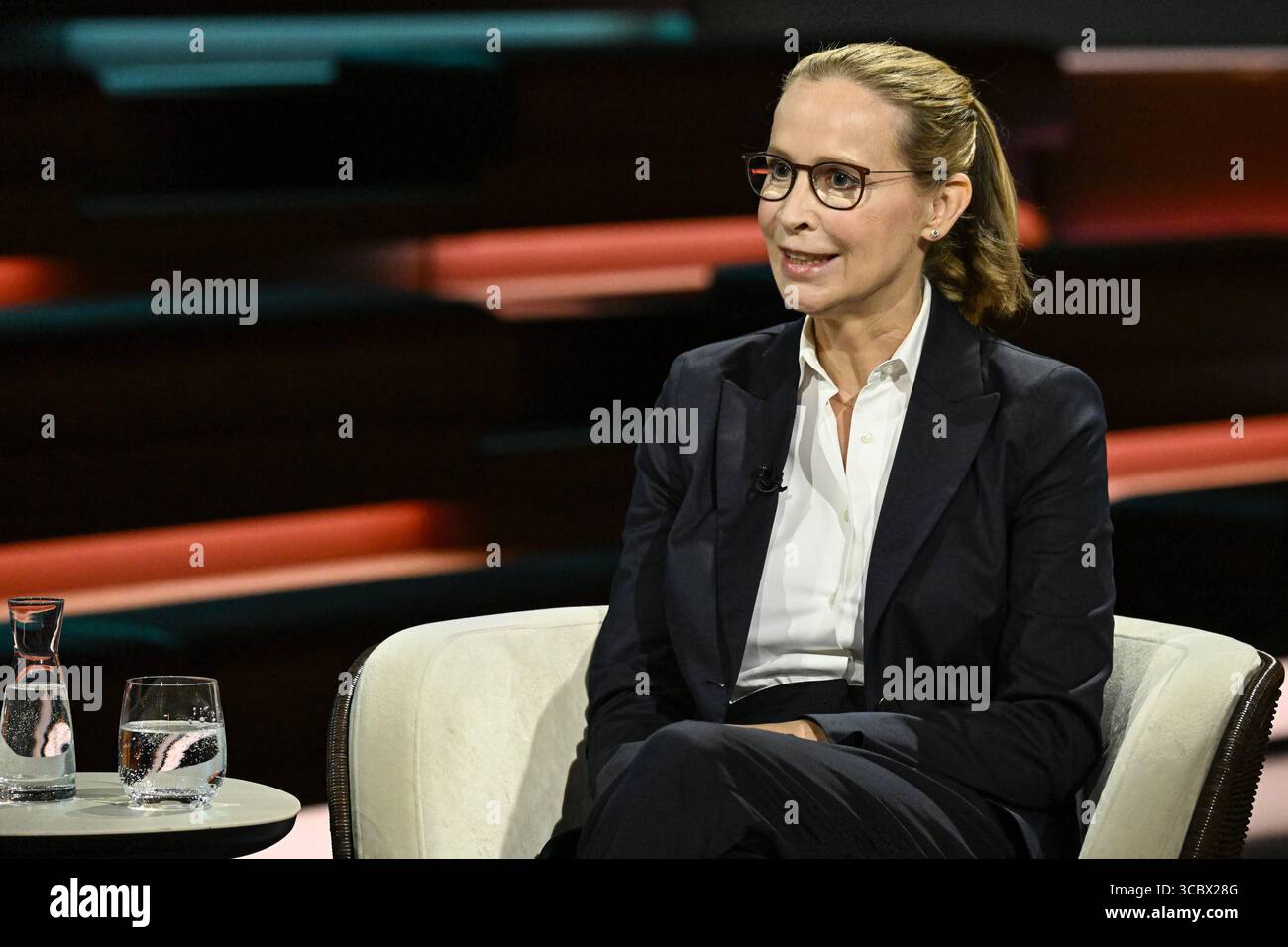 Prof. Frauke Brosius-Gersdorf Juristin 07/25 Ihre Prof. Frauke Brosius-Gersdorf am 15. Juli 2025 in Markus Lanz TV Fernsehen Talkshow Talkshow Talkshow Talkshow Deutschland deutsch deutsche Frau Schriftstellerin Literatur Autorin Verfassungsrechtlerin Professorin deutsche Rechtsanwältin Journalistin Journalistin Autorin quer halb sitzend sprechend *** Prof Frauke Brosius Gersdorf Rechtsanwältin 07 25 Ihr Prof Frauke Brosius Gersdorf am 15. Juli 2025 in Markus Lanz TV-Talkshow Talkshow Stockfoto