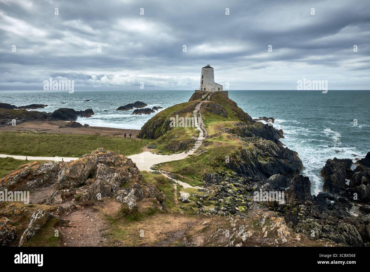 Stufen führen zum Leuchtturm von Llanddwyn an der Spitze von Llanddwyn Island in der Nähe von Newborough warren auf Anglesey UK Stockfoto