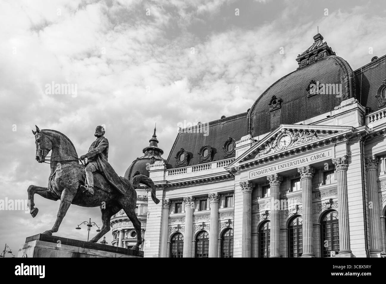 Bukarest, Rumänien - 11. Mai 2024: Zentralgebäude der Universitätsbibliothek und Reiterstatue von König Carol I., neoklassizistisches Gebäude des Carol I Uni Stockfoto