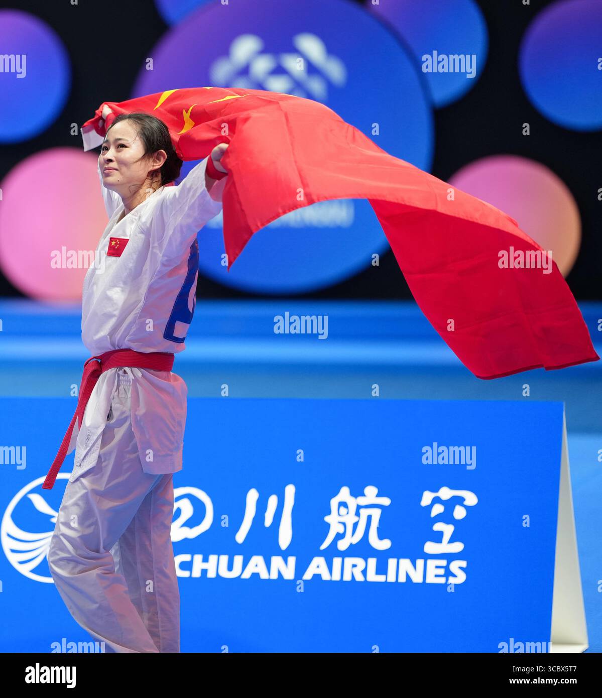 Chengdu, Chinas Provinz Sichuan. August 2025. Gong Li aus China feiert nach dem Sieg gegen Shimada Sarara aus Japan während der 61 kg schweren Endmedaille des Karate-Events bei den World Games 2025 in Chengdu, südwestchinesischer Provinz Sichuan, 9. August 2025. Quelle: Jiang Hongjing/Xinhua/Alamy Live News Stockfoto