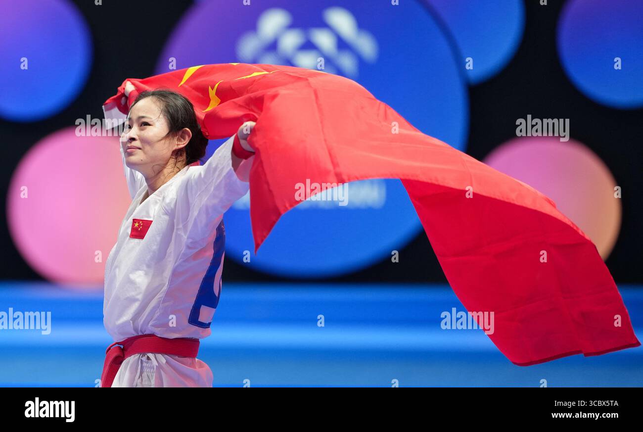 Chengdu, Chinas Provinz Sichuan. August 2025. Gong Li aus China feiert nach dem Sieg gegen Shimada Sarara aus Japan während der 61 kg schweren Endmedaille des Karate-Events bei den World Games 2025 in Chengdu, südwestchinesischer Provinz Sichuan, 9. August 2025. Quelle: Jiang Hongjing/Xinhua/Alamy Live News Stockfoto