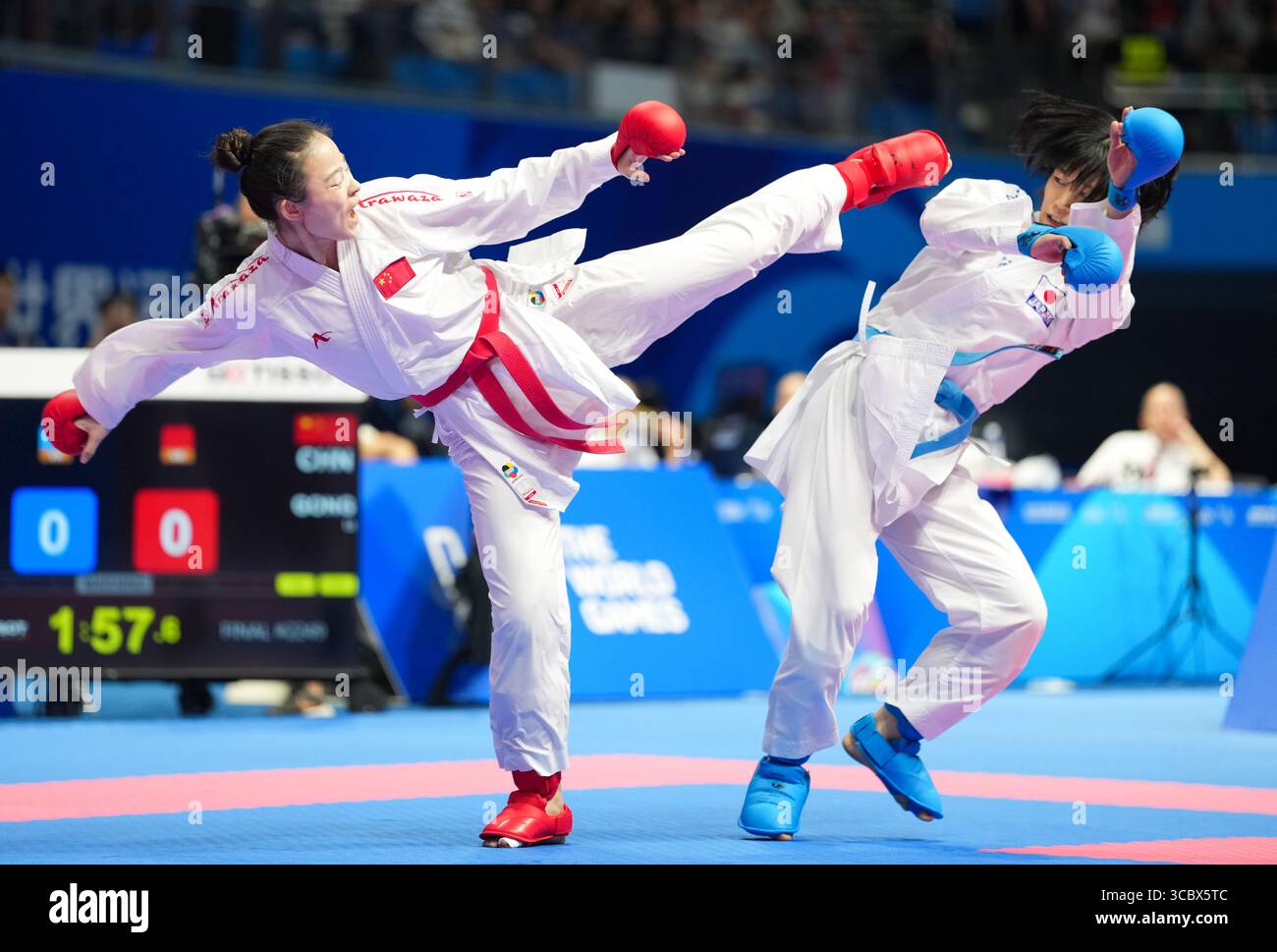 Chengdu, Chinas Provinz Sichuan. August 2025. Gong Li (L) aus China tritt gegen Shimada Sarara aus Japan bei den Weltmeisterschaften 2025 in Chengdu, südwestchinesischer Provinz Sichuan, am 9. August 2025 bei den Weltmeisterschaften mit 61 kg Kumit an. Quelle: Jiang Hongjing/Xinhua/Alamy Live News Stockfoto