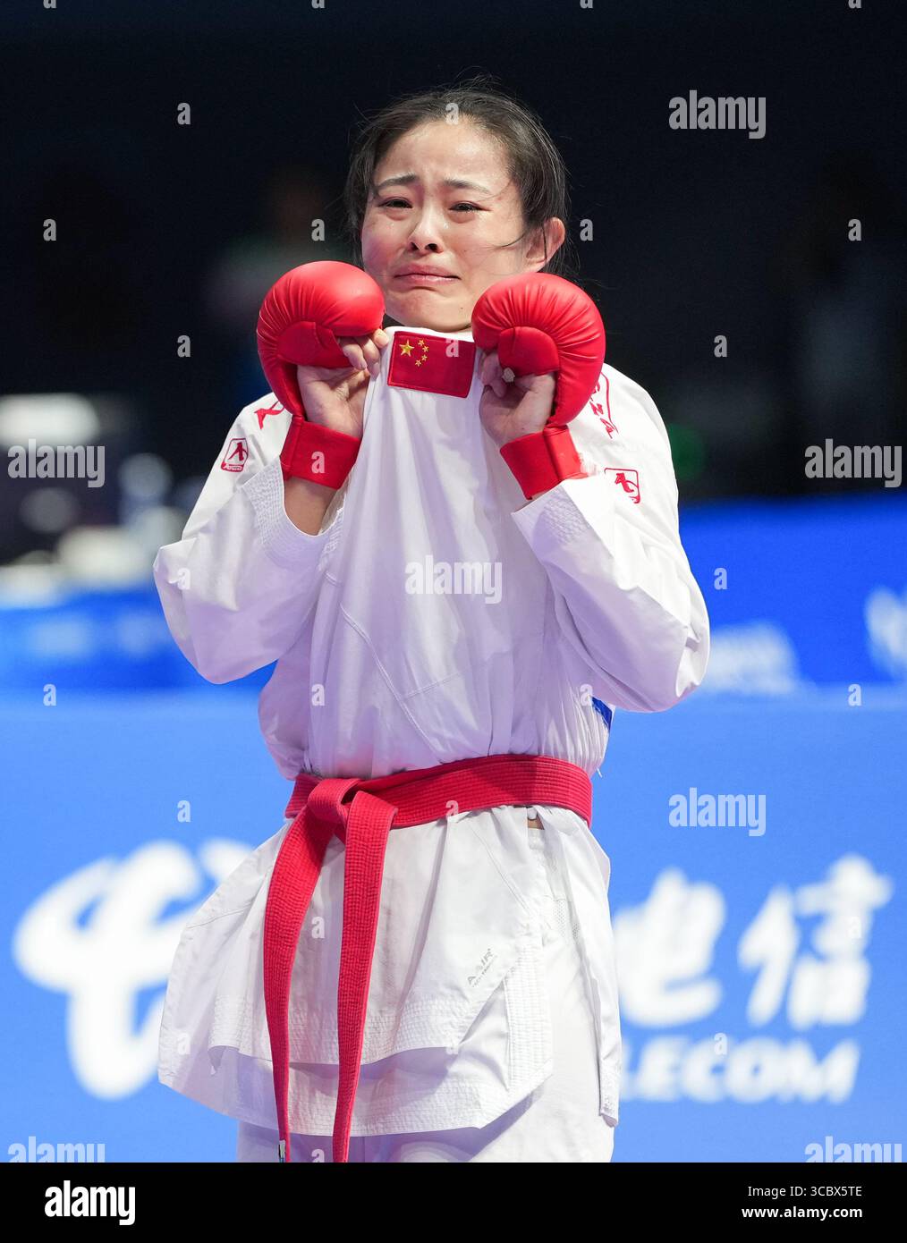 Chengdu, Chinas Provinz Sichuan. August 2025. Gong Li aus China feiert nach dem Sieg gegen Shimada Sarara aus Japan während der 61 kg schweren Endmedaille des Karate-Events bei den World Games 2025 in Chengdu, südwestchinesischer Provinz Sichuan, 9. August 2025. Quelle: Jiang Hongjing/Xinhua/Alamy Live News Stockfoto