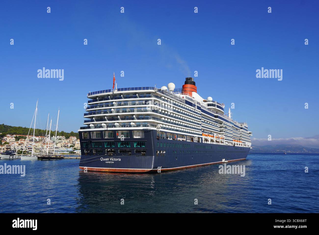 23. Juli 2018, Argostoli, Kefalonia, Griechenland. Das große Kreuzfahrtschiff Queen Victoria Stockfoto