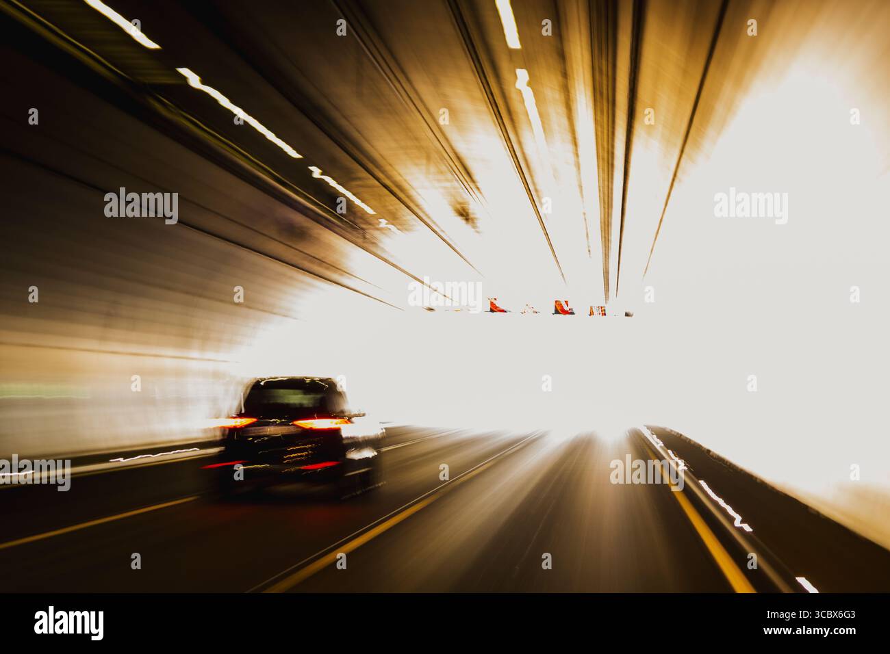 Durch einen Tunnel fahren, lange Belichtung, Unschärfe, Lichtspuren. deutsche Autobahn romantisch, verschwommen. Auf der Straße in deutschland, auf dem deutschen Autobahntunnel, Warp Stockfoto