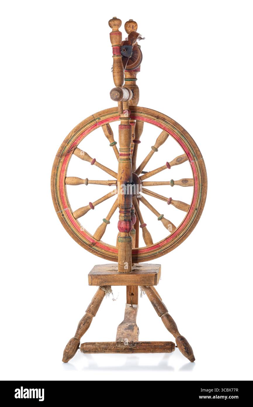 Altes hölzernes Spinnrad isoliert auf weißem Hintergrund. Alte Vintage-Stabschnecke und Spindel Stockfoto