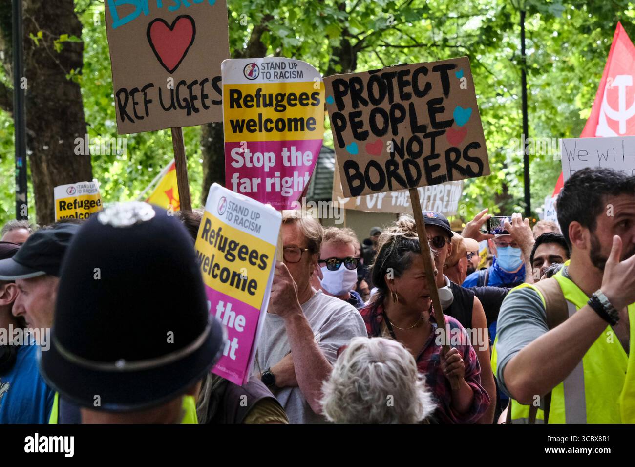 Bristol, Großbritannien. August 2025. Ein Hotel in Bristol, von dem angenommen wird, dass es Flüchtlinge und Asylsuchende aufnehmen soll, wird als Ziel von Anti-Einwanderungs-Demonstranten verstanden. Bristol-antirassistische Gruppen und Flüchtlingshilfen haben einen Gegenprotest organisiert. Die Polizei von Avon und Somerset hat Pläne aufgestellt, um friedliche Proteste zu erleichtern, aber sie haben erklärt, dass Hassverbrechen nicht toleriert werden. Zusätzliche Polizeibefugnisse sind vorhanden, um Masken zu verbieten, um Identität zu verschleiern. Quelle: JMF News/Alamy Live News Stockfoto
