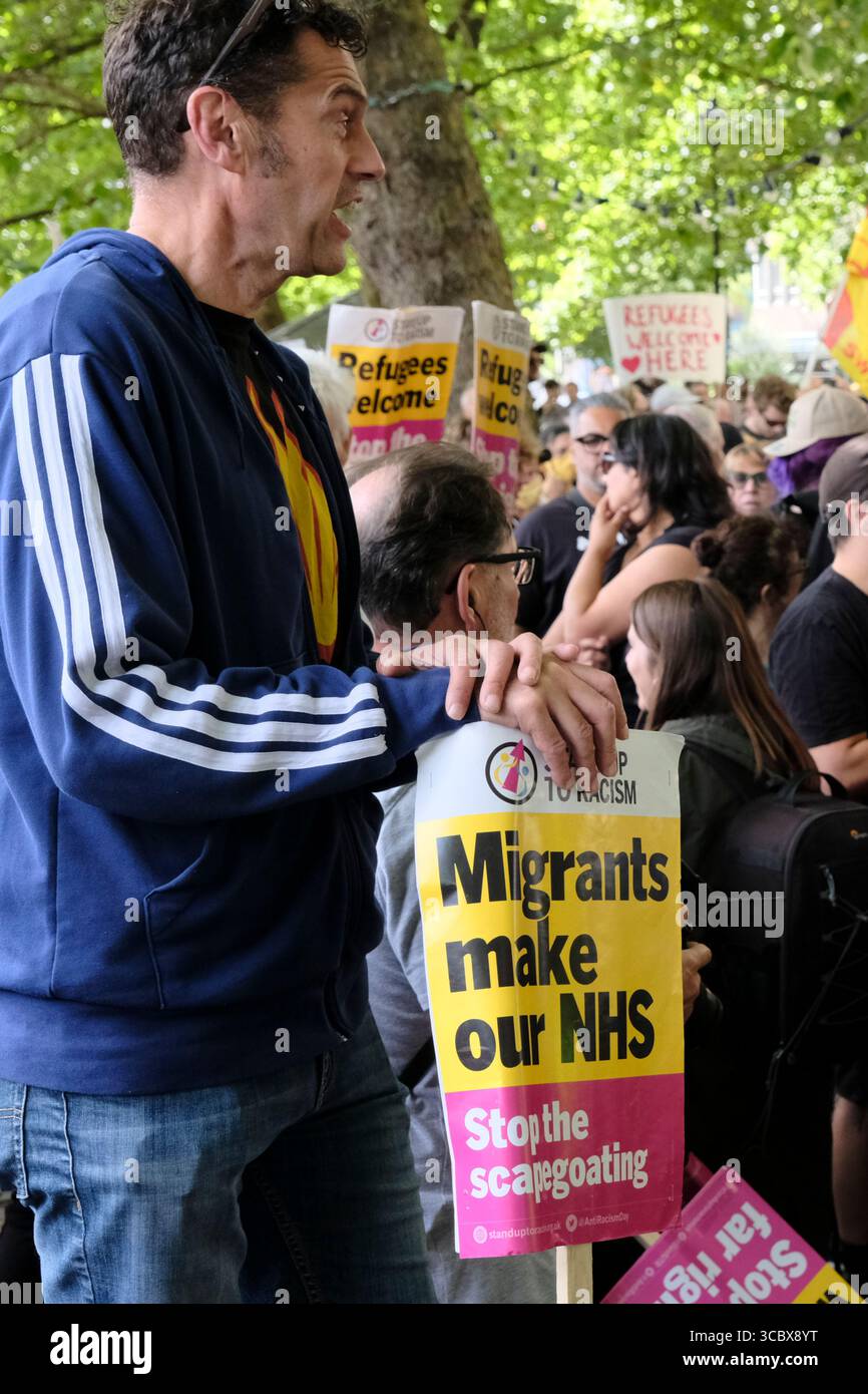Bristol, Großbritannien. August 2025. Ein Hotel in Bristol, von dem angenommen wird, dass es Flüchtlinge und Asylsuchende aufnehmen soll, wird als Ziel von Anti-Einwanderungs-Demonstranten verstanden. Bristol-antirassistische Gruppen und Flüchtlingshilfen haben einen Gegenprotest organisiert. Die Polizei von Avon und Somerset hat Pläne aufgestellt, um friedliche Proteste zu erleichtern, aber sie haben erklärt, dass Hassverbrechen nicht toleriert werden. Zusätzliche Polizeibefugnisse sind vorhanden, um Masken zu verbieten, um Identität zu verschleiern. Quelle: JMF News/Alamy Live News Stockfoto