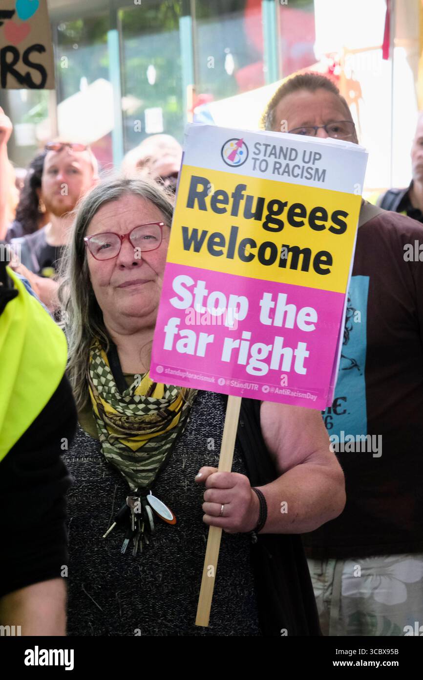 Bristol, Großbritannien. August 2025. Ein Hotel in Bristol, von dem angenommen wird, dass es Flüchtlinge und Asylsuchende aufnehmen soll, wird als Ziel von Anti-Einwanderungs-Demonstranten verstanden. Bristol-antirassistische Gruppen und Flüchtlingshilfen haben einen Gegenprotest organisiert. Die Polizei von Avon und Somerset hat Pläne aufgestellt, um friedliche Proteste zu erleichtern, aber sie haben erklärt, dass Hassverbrechen nicht toleriert werden. Zusätzliche Polizeibefugnisse sind vorhanden, um Masken zu verbieten, um Identität zu verschleiern. Quelle: JMF News/Alamy Live News Stockfoto