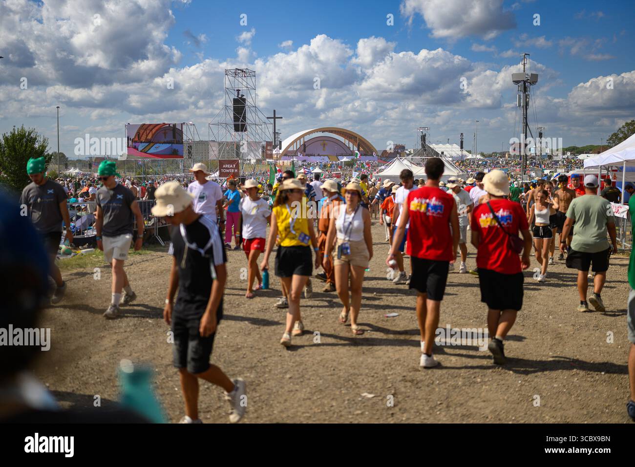 Menschenmassen im Lager Tor Vergata während des Jugendjugendjubiläums mit Papst Leo XIV Stockfoto