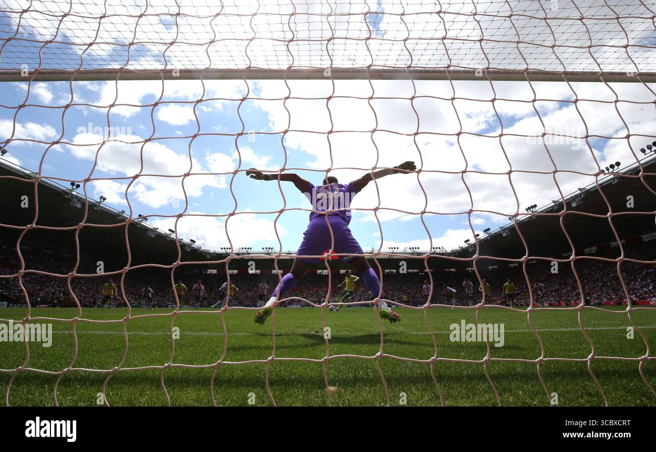 Wrexham's Josh Windass erzielt das erste Tor des Spiels vom Elfmeterschießen hinter Southampton Torhüter Gavin Bazunu während des Sky Bet Championship Matches im St Mary's Stadium in Southampton. Bilddatum: Samstag, 9. August 2025. Stockfoto