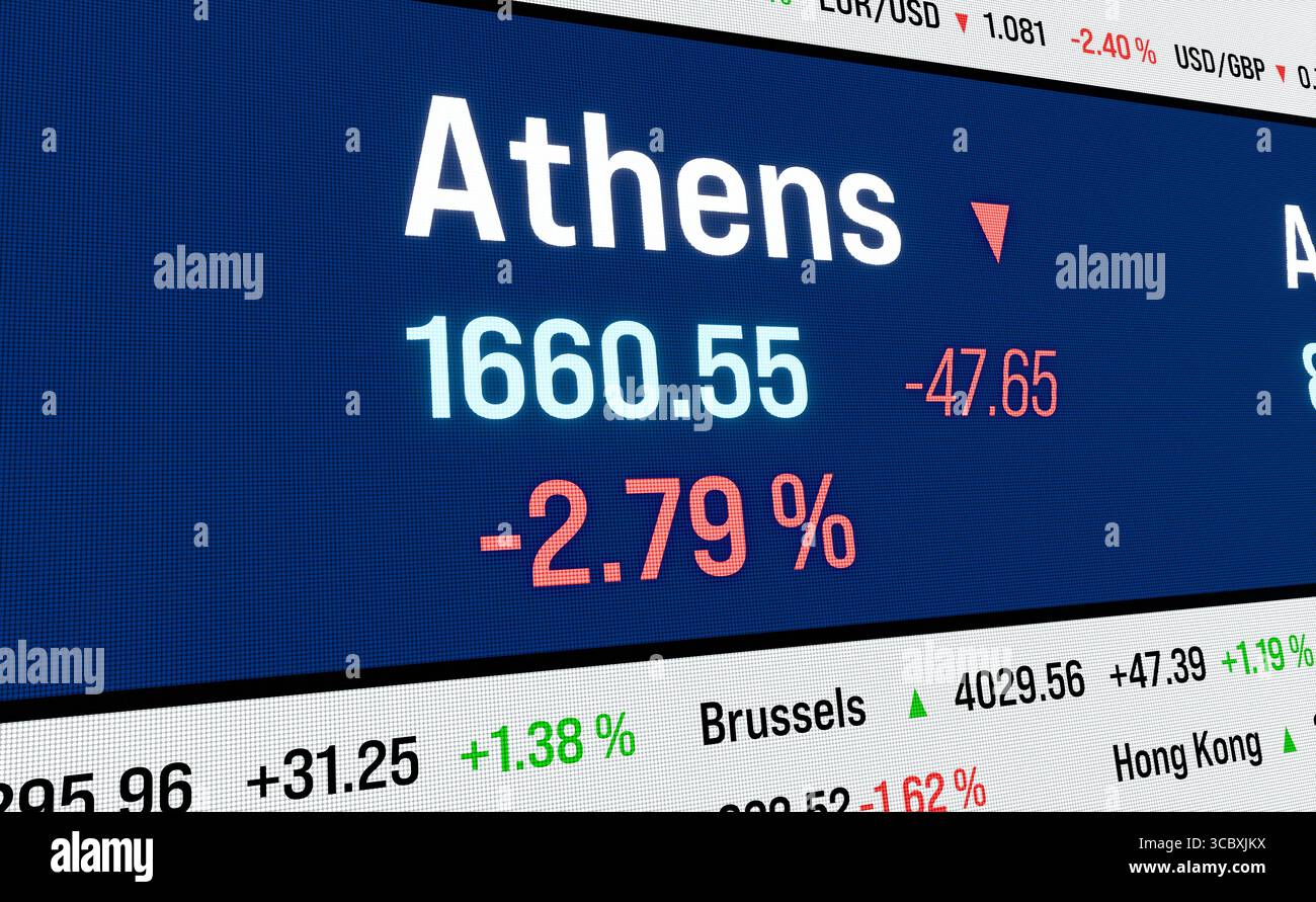 Sinkende Börse in Athen, Griechenland. Sinkende Börse in Athen, Griechenland. Griechische Aktienpreise sinken. Risiko, Handel, Absturz, Rezession, Bärenmarkt. 3D-Illustration img_Stock_market099s29_ticker_Board_index_athens_moving_Down Stockfoto