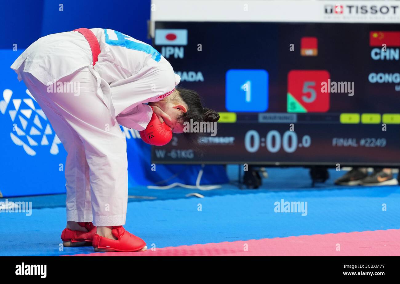 Chengdu, Chinas Provinz Sichuan. August 2025. Gong Li aus China reagiert, nachdem er Shimada Sarara aus Japan während der 61 kg schweren Endmedaille des Karate-Events bei den World Games 2025 in Chengdu, Provinz Sichuan, im Südwesten Chinas, besiegt 2025 hatte. Quelle: Jiang Hongjing/Xinhua/Alamy Live News Stockfoto
