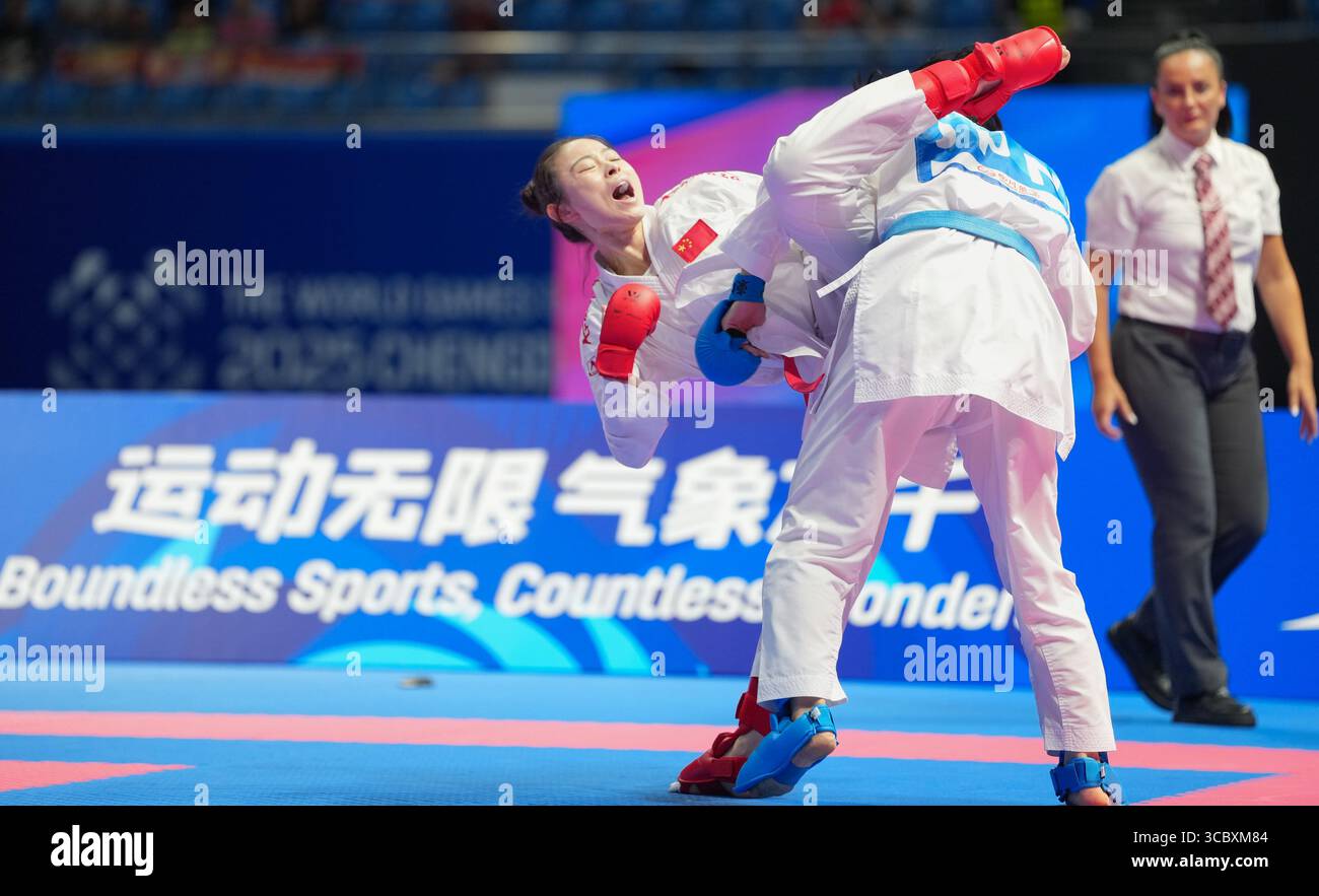 Chengdu, Chinas Provinz Sichuan. August 2025. Gong Li (L) aus China tritt gegen Shimada Sarara aus Japan bei den Weltmeisterschaften 2025 in Chengdu, südwestchinesischer Provinz Sichuan, am 9. August 2025 bei den Weltmeisterschaften mit 61 kg Kumit an. Quelle: Jiang Hongjing/Xinhua/Alamy Live News Stockfoto