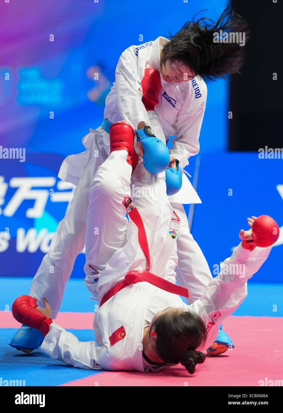 Chengdu, Chinas Provinz Sichuan. August 2025. Gong Li (unterste) aus China tritt gegen Shimada Sarara aus Japan bei den Weltmeisterschaften 2025 in Chengdu, südwestchinesischer Provinz Sichuan, am 9. August 2025 bei den Weltmeisterschaften mit 61 kg Kumit an. Quelle: Jiang Hongjing/Xinhua/Alamy Live News Stockfoto