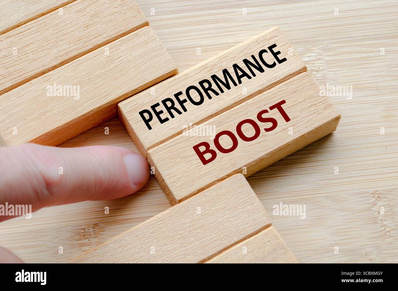 Text ZUR LEISTUNGSSTEIGERUNG auf Holzblöcken, gezielte Methoden, die eine deutliche und nachhaltige Leistungssteigerung in jedem Bereich ermöglichen. Stockfoto