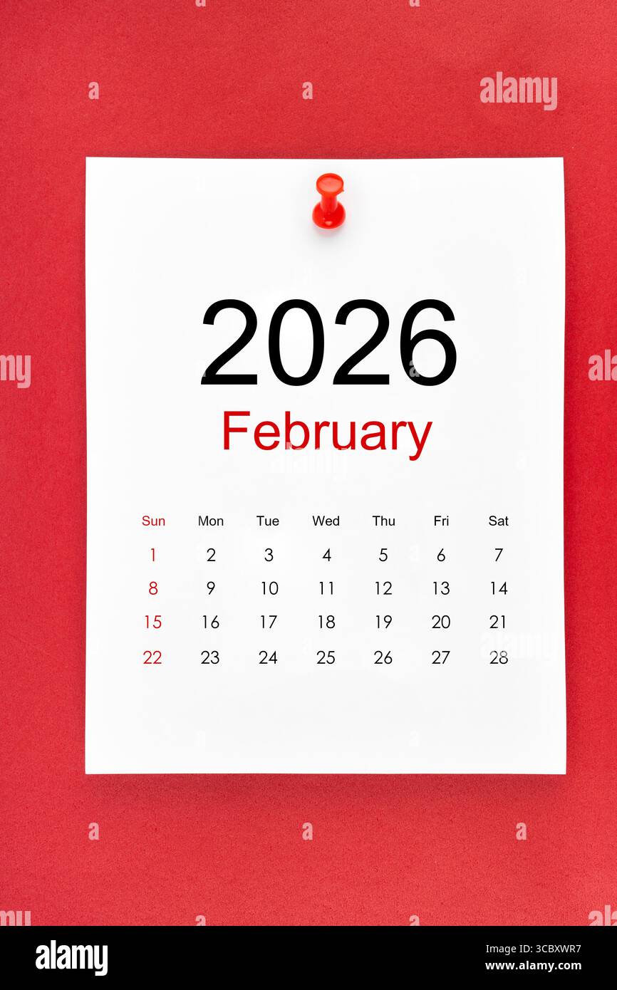 Kalenderseite Februar 2026 mit Stecknadel auf rotem Hintergrund. Stockfoto