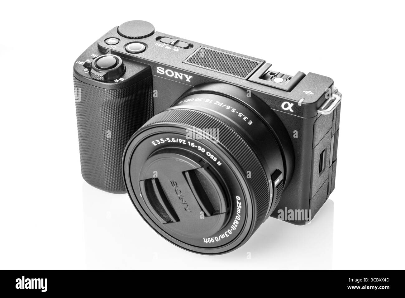 Moskau, Russland – 25. Oktober 2024: Sony ZV-E10 II (Mark 2) Spiegellose Kamera mit 16-50-mm-Objektiv auf weißem Hintergrund. Stockfoto
