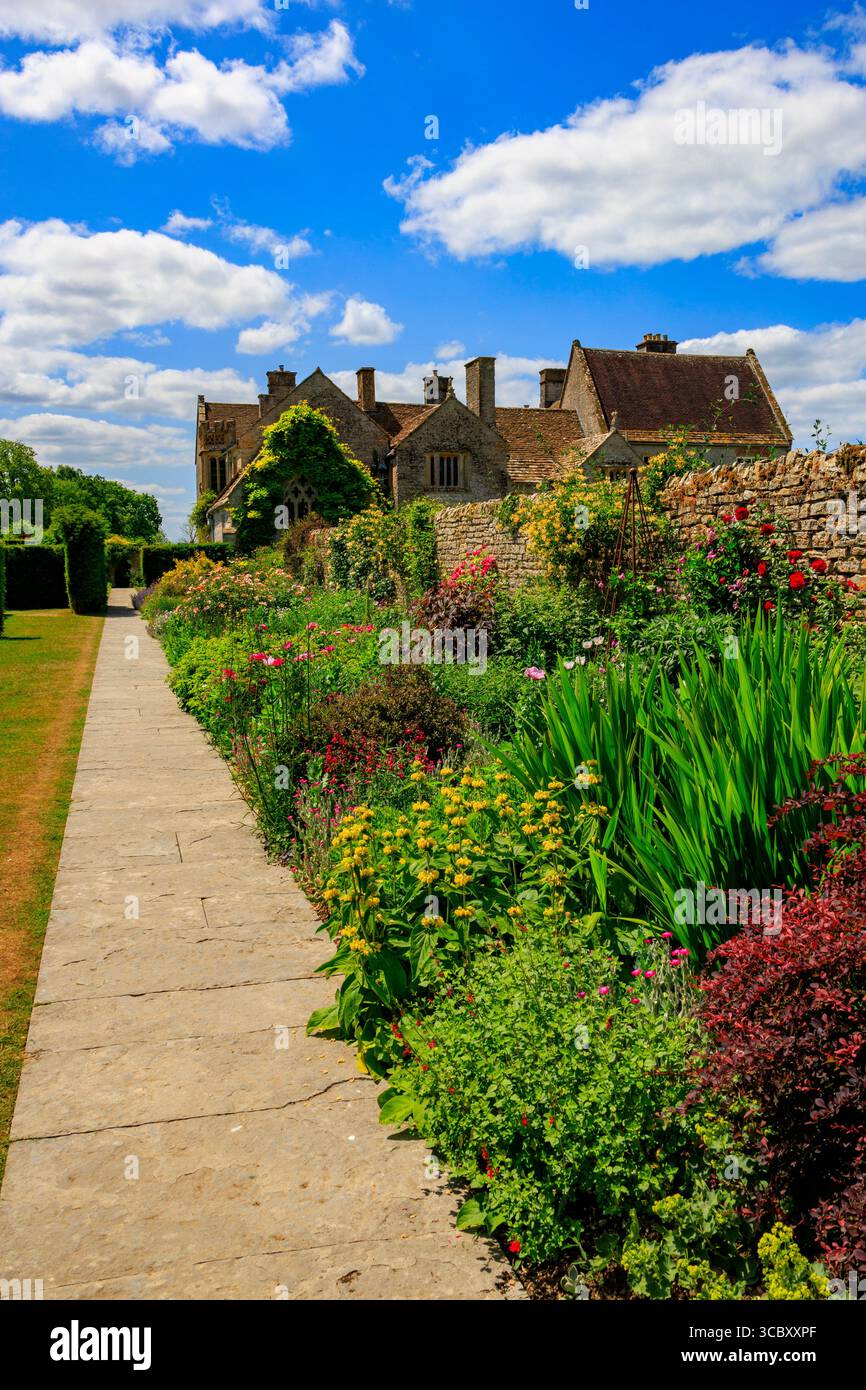 Die farbenfrohe lange Grenze ist während des Sommers im lytes Cary Manor, Somerset, England, von ihrer spektakulären Schönheit geprägt. UK Stockfoto