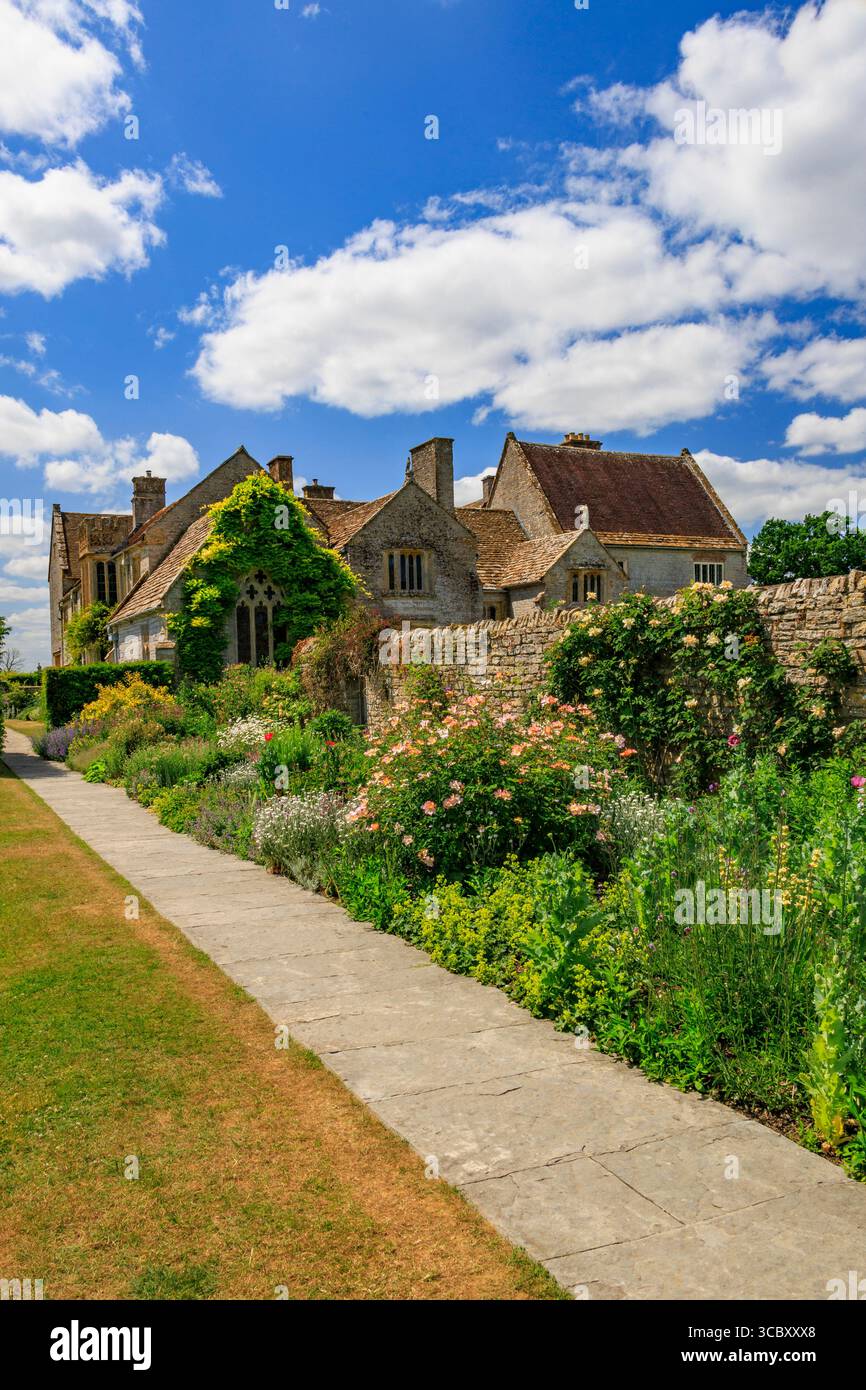 Die farbenfrohe lange Grenze ist während des Sommers im lytes Cary Manor, Somerset, England, von ihrer spektakulären Schönheit geprägt. UK Stockfoto