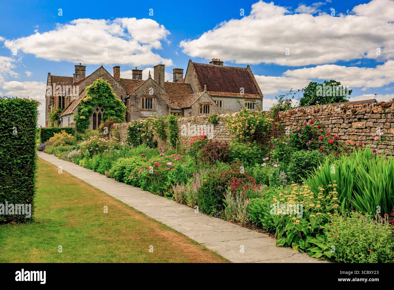 Die farbenfrohe lange Grenze ist während des Sommers im lytes Cary Manor, Somerset, England, von ihrer spektakulären Schönheit geprägt. UK Stockfoto
