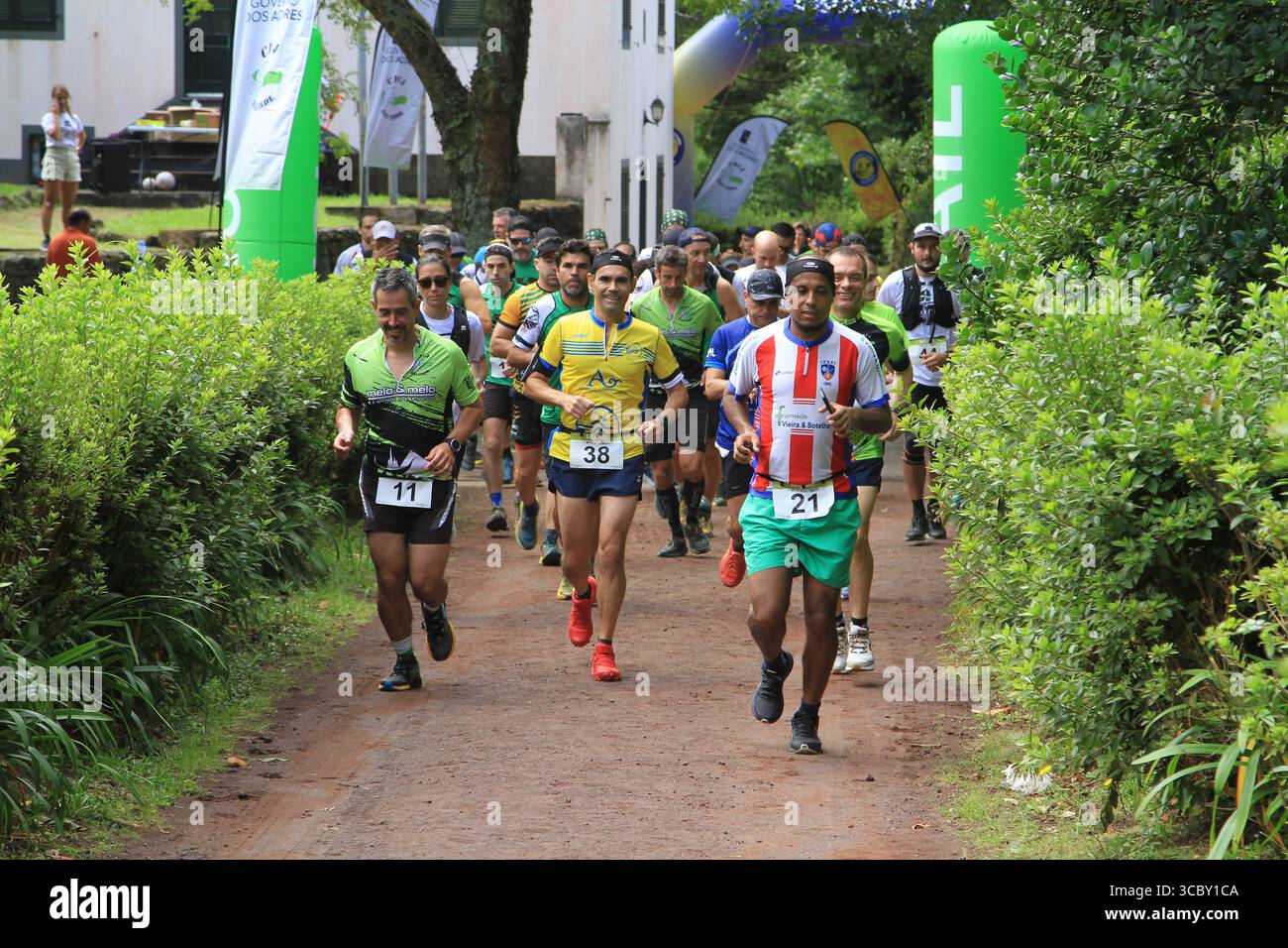 Athleten an der Startlinie des Langstreckenrennens im Hinterhof auf den Azoren, Portugal. Stockfoto