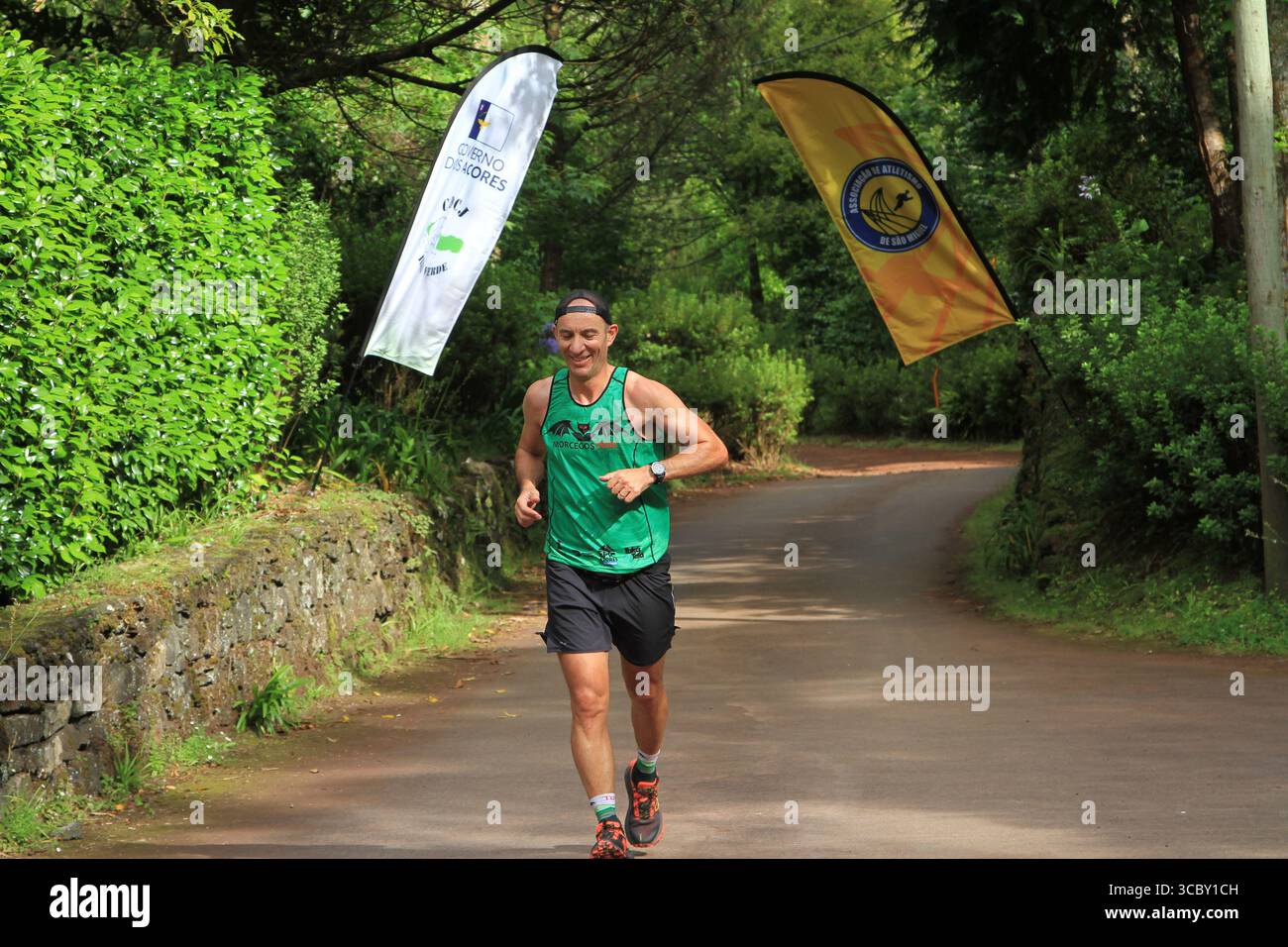 Alleinsportler, der beim Ultra-Ausdauerrennen im Hinterhof auf den Azoren, Portugal, läuft. Stockfoto
