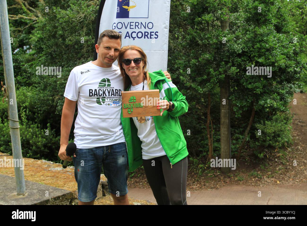 Beste weibliche Athletin-Gewinnerin beim Hinterhof-Ultra-Ausdauerrennen auf den Azoren, Portugal. Stockfoto