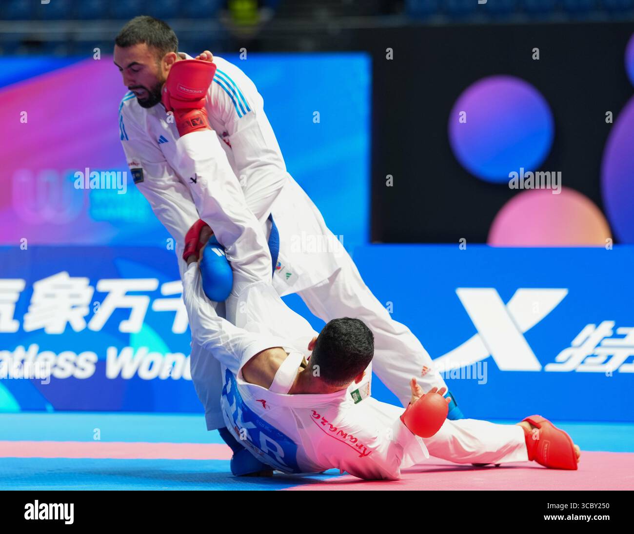 Chengdu, Chinas Provinz Sichuan. August 2025. Ryzvan Talibov (unterster) aus der Ukraine tritt gegen Andjelo Kvesic aus Kroatien an, während der 84 kg schweren Endmedaille des Karate-Events der Männer bei den World Games 2025 in Chengdu, südwestchinesischer Provinz Sichuan, 9. August 2025. Quelle: Jiang Hongjing/Xinhua/Alamy Live News Stockfoto