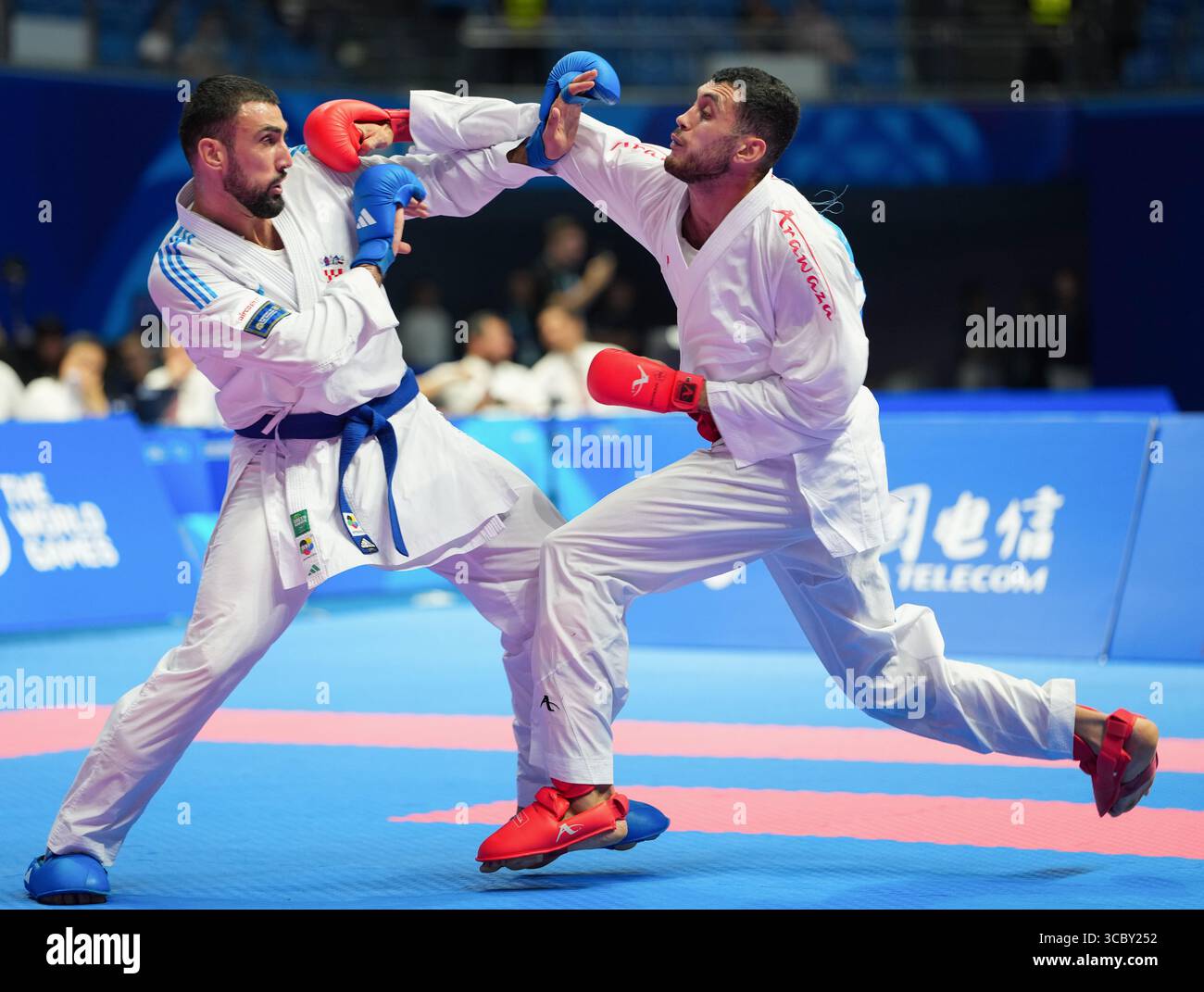 Chengdu, Chinas Provinz Sichuan. August 2025. Ryzvan Talibov (R) aus der Ukraine tritt gegen Andjelo Kvesic aus Kroatien an, während der 84 kg schweren Endmedaille des Karate-Events der Männer bei den World Games 2025 in Chengdu, südwestchinesischer Provinz Sichuan, 9. August 2025. Quelle: Jiang Hongjing/Xinhua/Alamy Live News Stockfoto