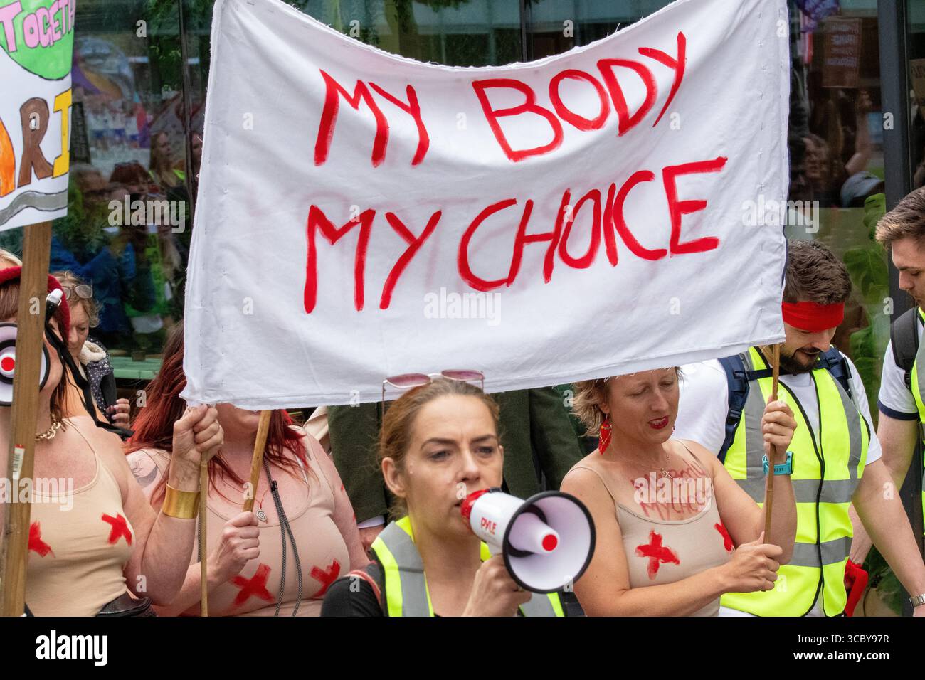 UK Women's march Manchester. Demonstranten marschierten durch das Zentrum von manchester. Schilder zeigten, dass Frauen häusliche Gewalt vergewaltigen. Anti-Trans, ihr Röhren-Streamer und Demonstranten flankiert den Protest. Manchester UK. Bild: Garyrobertsphotographie Stockfoto