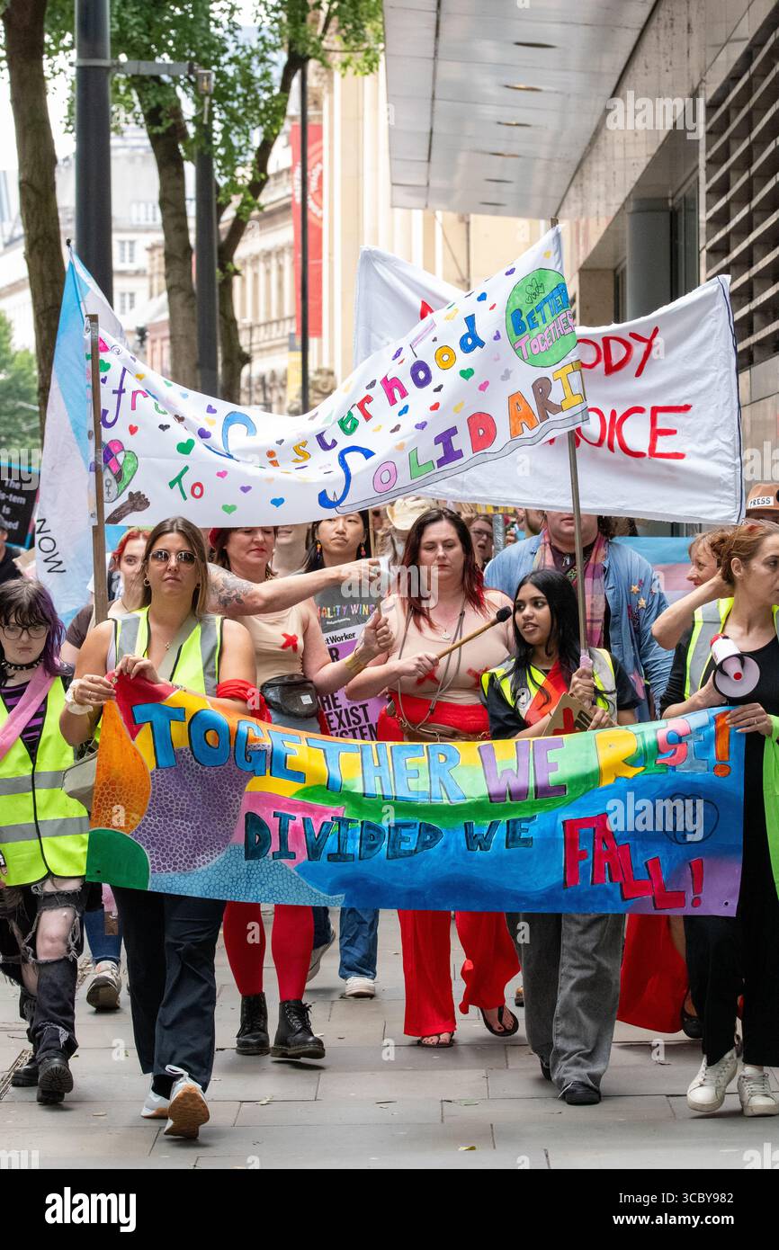 UK Women's march Manchester. Demonstranten marschierten durch das Zentrum von manchester. Schilder zeigten, dass Frauen häusliche Gewalt vergewaltigen. Anti-Trans, ihr Röhren-Streamer und Demonstranten flankiert den Protest. Manchester UK. Bild: Garyrobertsphotographie Stockfoto