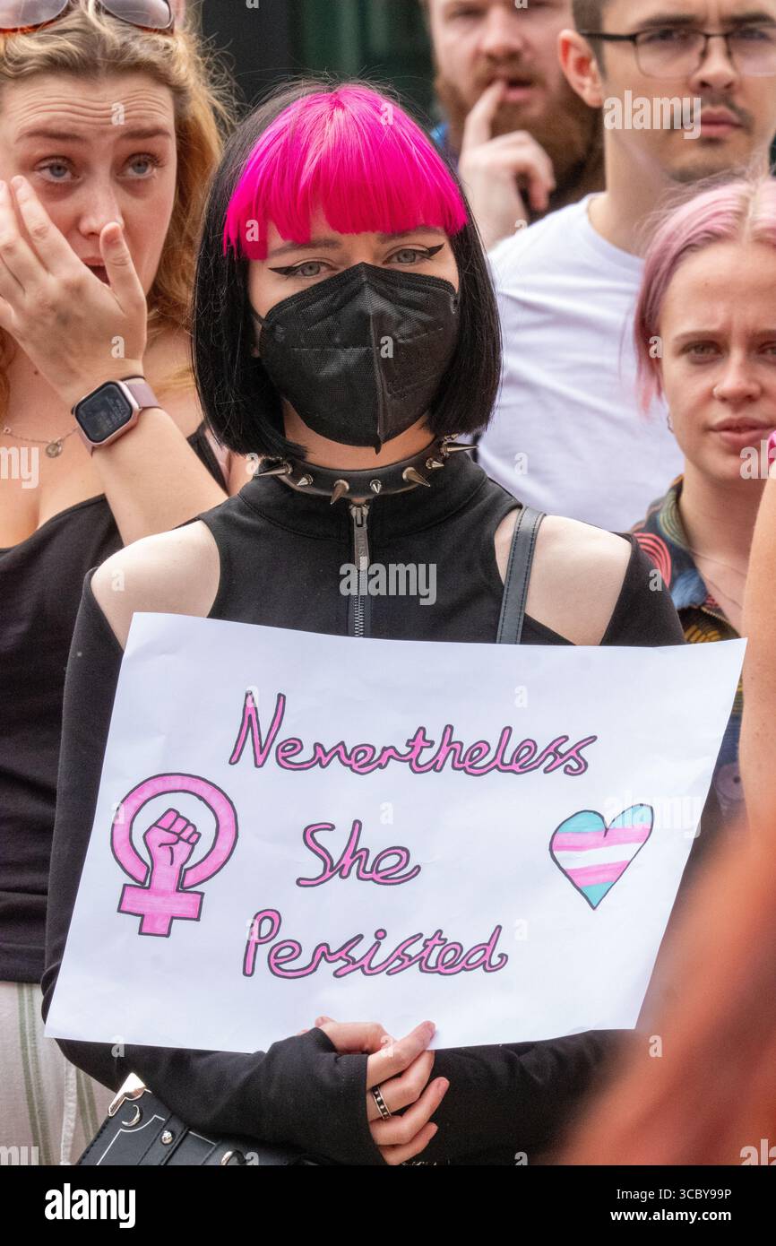 UK Women's march Manchester. Demonstranten marschierten durch das Zentrum von manchester. Schilder zeigten, dass Frauen häusliche Gewalt vergewaltigen. Anti-Trans, ihr Röhren-Streamer und Demonstranten flankiert den Protest. Manchester UK. Bild: Garyrobertsphotographie Stockfoto