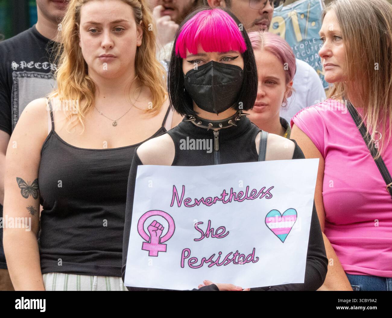 UK Women's march Manchester. Demonstranten marschierten durch das Zentrum von manchester. Schilder zeigten, dass Frauen häusliche Gewalt vergewaltigen. Anti-Trans, ihr Röhren-Streamer und Demonstranten flankiert den Protest. Manchester UK. Bild: Garyrobertsphotographie Stockfoto