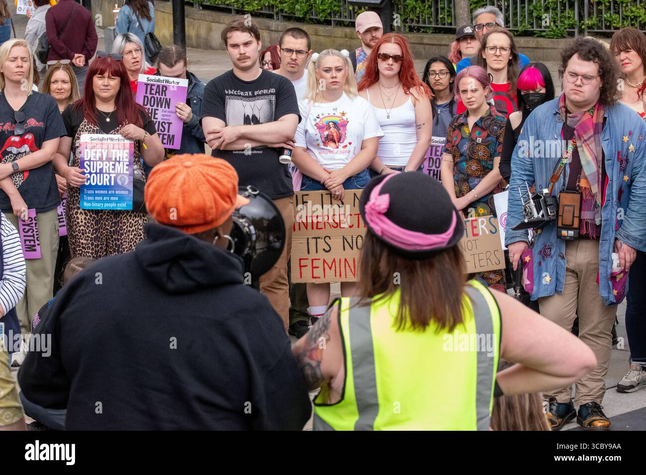 UK Women's march Manchester. Demonstranten marschierten durch das Zentrum von manchester. Schilder zeigten, dass Frauen häusliche Gewalt vergewaltigen. Anti-Trans, ihr Röhren-Streamer und Demonstranten flankiert den Protest. Manchester UK. Bild: Garyrobertsphotographie Stockfoto