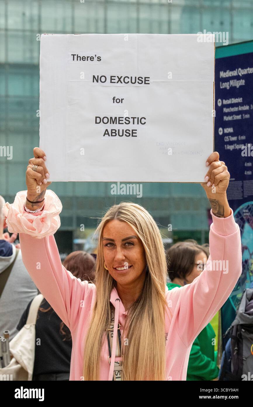 UK Women's march Manchester. Demonstranten marschierten durch das Zentrum von manchester. Schilder zeigten, dass Frauen häusliche Gewalt vergewaltigen. Anti-Trans, ihr Röhren-Streamer und Demonstranten flankiert den Protest. Manchester UK. Bild: Garyrobertsphotographie Stockfoto
