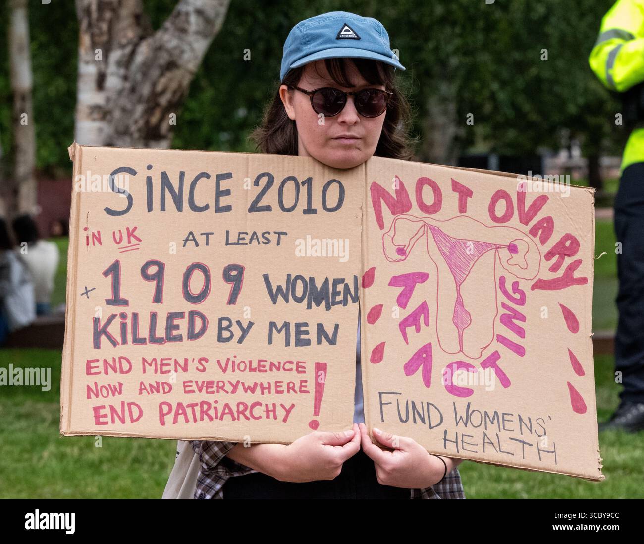 UK Women's march Manchester. Demonstranten marschierten durch das Zentrum von manchester. Schilder zeigten, dass Frauen häusliche Gewalt vergewaltigen. Anti-Trans, ihr Röhren-Streamer und Demonstranten flankiert den Protest. Manchester UK. Bild: Garyrobertsphotographie Stockfoto