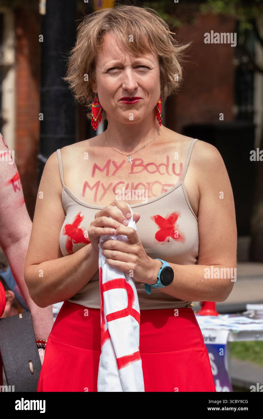 UK Women's march Manchester. Demonstranten marschierten durch das Zentrum von manchester. Schilder zeigten, dass Frauen häusliche Gewalt vergewaltigen. Anti-Trans, ihr Röhren-Streamer und Demonstranten flankiert den Protest. Manchester UK. Bild: Garyrobertsphotographie Stockfoto