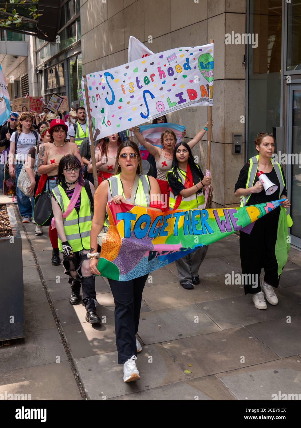 UK Women's march Manchester. Demonstranten marschierten durch das Zentrum von manchester. Schilder zeigten, dass Frauen häusliche Gewalt vergewaltigen. Anti-Trans, ihr Röhren-Streamer und Demonstranten flankiert den Protest. Manchester UK. Bild: Garyrobertsphotographie Stockfoto