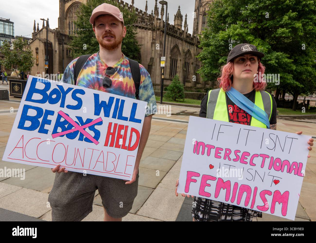 UK Women's march Manchester. Demonstranten marschierten durch das Zentrum von manchester. Schilder zeigten, dass Frauen häusliche Gewalt vergewaltigen. Anti-Trans, ihr Röhren-Streamer und Demonstranten flankiert den Protest. Manchester UK. Bild: Garyrobertsphotographie Stockfoto
