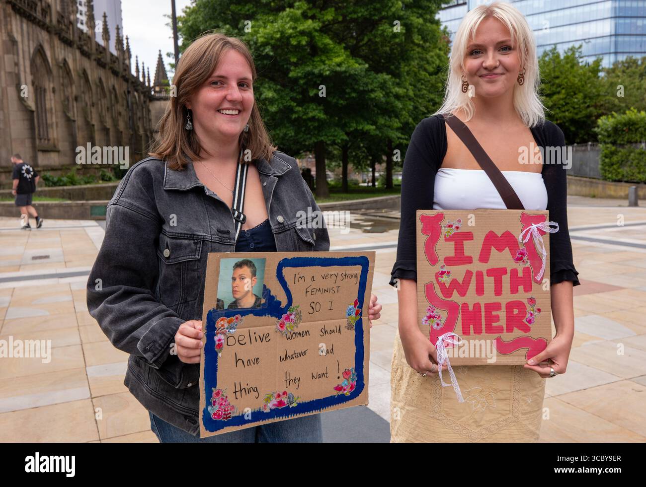 UK Women's march Manchester. Demonstranten marschierten durch das Zentrum von manchester. Schilder zeigten, dass Frauen häusliche Gewalt vergewaltigen. Anti-Trans, ihr Röhren-Streamer und Demonstranten flankiert den Protest. Manchester UK. Bild: Garyrobertsphotographie Stockfoto