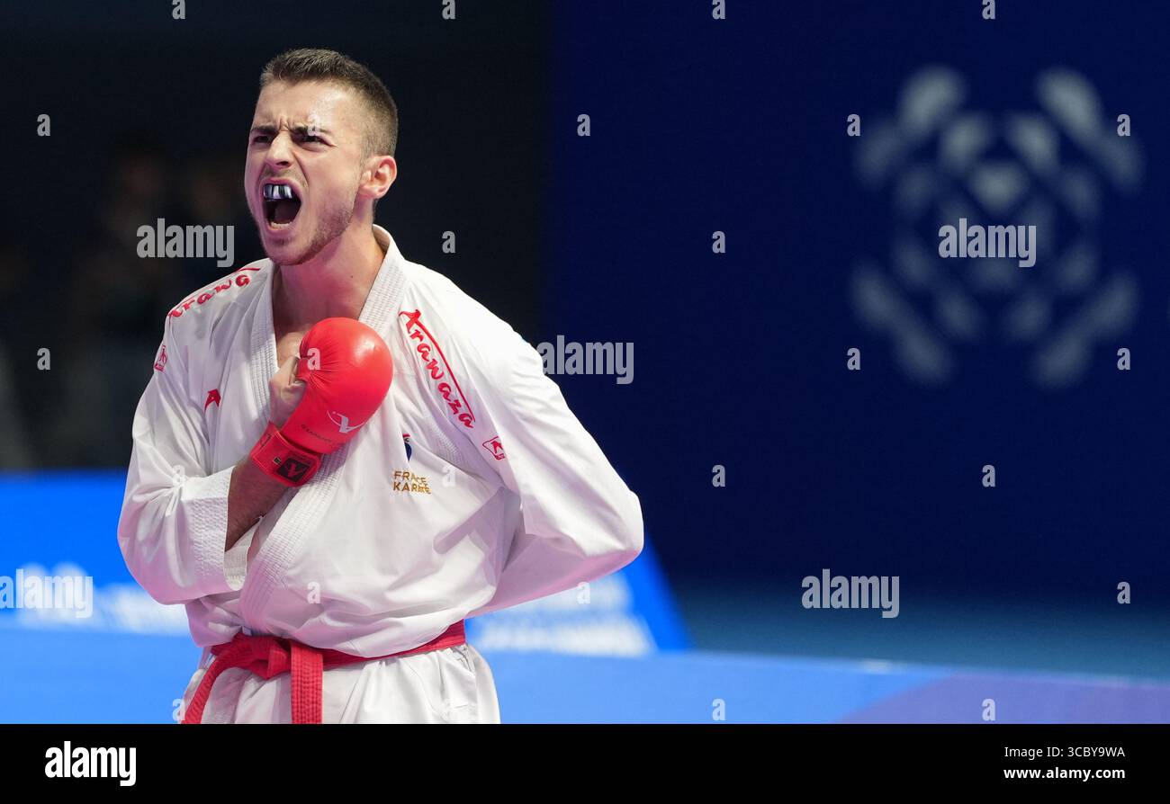 Chengdu, Chinas Provinz Sichuan. August 2025. Enzo Berthon aus Frankreich feiert nach dem Sieg über Sakiyama Yusei von Japan während der 75 kg schweren Endmedaille des Karate-Events bei den World Games 2025 in Chengdu, südwestchinesischer Provinz Sichuan, 9. August 2025. Quelle: Jiang Hongjing/Xinhua/Alamy Live News Stockfoto