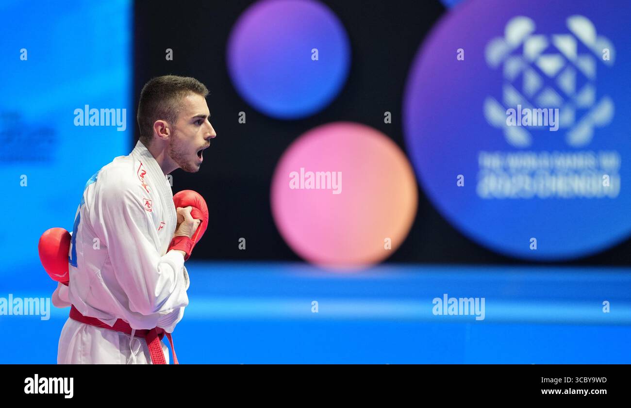 Chengdu, Chinas Provinz Sichuan. August 2025. Enzo Berthon aus Frankreich feiert nach dem Sieg über Sakiyama Yusei von Japan während der 75 kg schweren Endmedaille des Karate-Events bei den World Games 2025 in Chengdu, südwestchinesischer Provinz Sichuan, 9. August 2025. Quelle: Jiang Hongjing/Xinhua/Alamy Live News Stockfoto