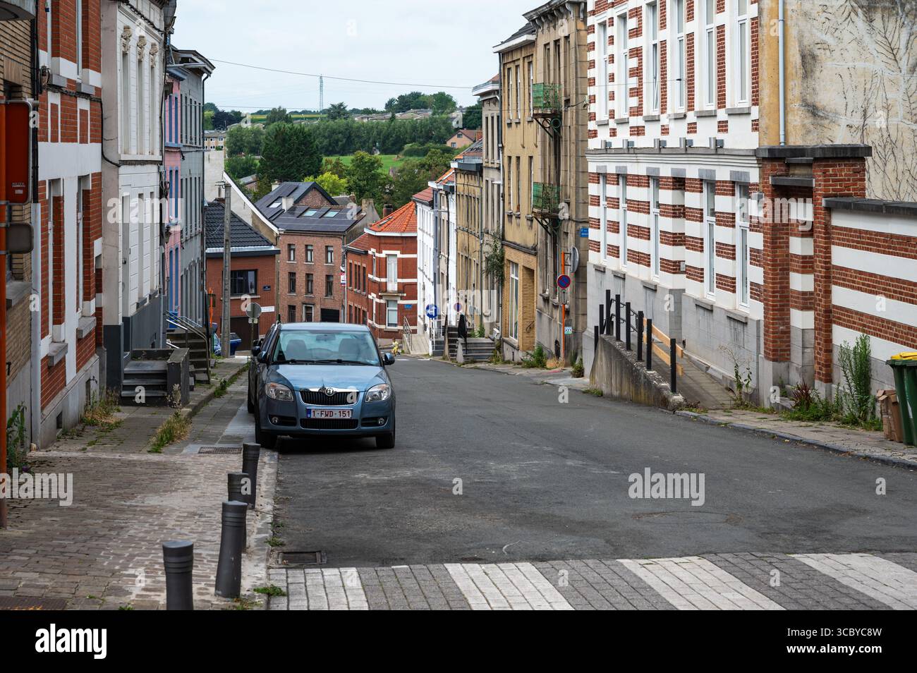 Steile historische Straße in der Altstadt von Braine L'Alleud, Brabant Wallon, Belgien 14. Juli 2025 Stockfoto