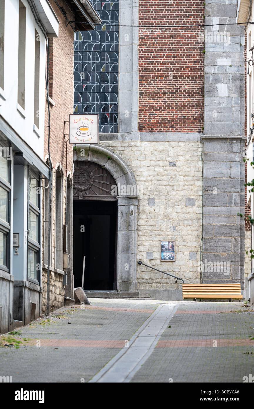 Enge Straße in der Altstadt von Braine L'Alleud, Brabant Wallon, Belgien 14. Juli 2025 Stockfoto