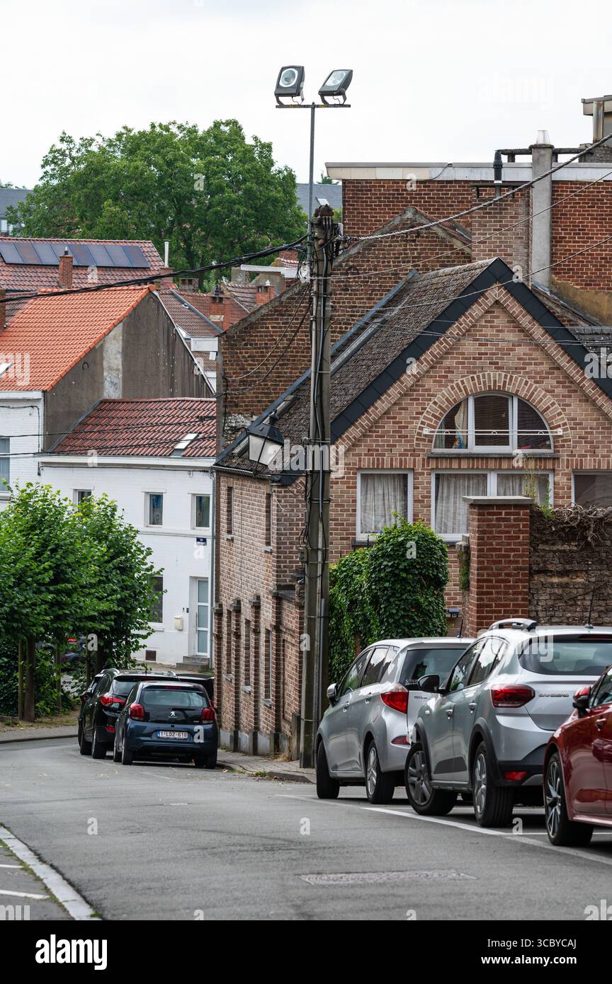 Enge Straße in der Altstadt von Braine L'Alleud, Brabant Wallon, Belgien 14. Juli 2025 Stockfoto